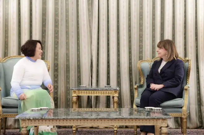 Unser Archivfoto (© Eurokinissi) zeigt die ehemalige Staatspräsidentin Katerina Sakellaropoulou (r.) und die Botschafterin Vietnams Pham Thi Thu Huong.