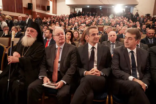 Unsere Fotos (© Pressebüro des Premierministers / Dimitris Papamitsos) entstanden während einer Tagung im Gedenken an die Opfer des Terrorismus und an deren Familien.