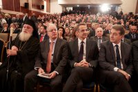 Unsere Fotos (© Pressebüro des Premierministers / Dimitris Papamitsos) entstanden während einer Tagung im Gedenken an die Opfer des Terrorismus und an deren Familien.