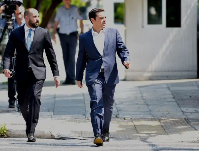 Unser Foto (© Eurokinissi) zeigt Ministerpräsident Alexis Tsipras mit Regierungssprecher Dimitris Tzanakopoulos.