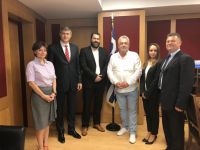 Lefteris Kretsos (3. v. l.) und die Delegation aus Moldau; Botschafter Anatolie Vangheli (2. v. l.)