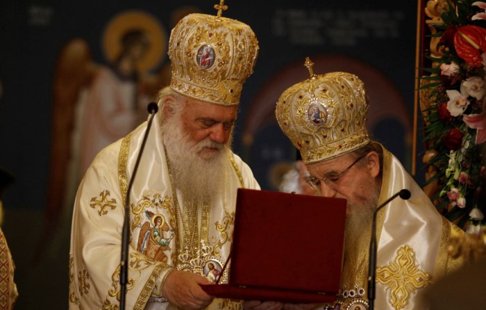 Unser Archivfoto (© Eurokinissi) zeigt Metropolit Kosmas (r.) neben dem Erzbischof von Athen Hieronymos.