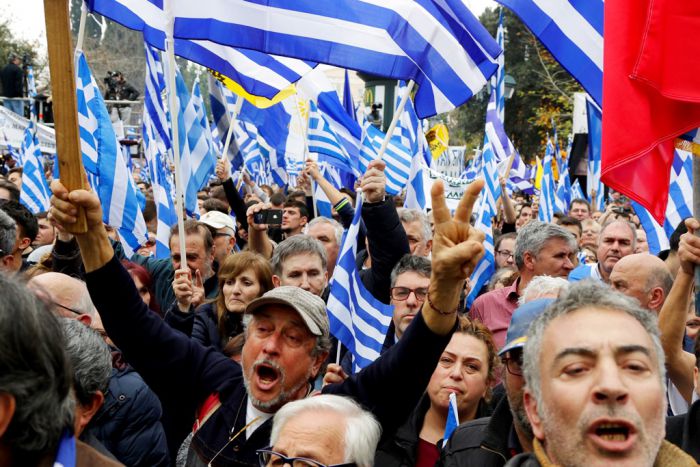 Unser Archivfoto (© Eurokinissi) entstand während einer Protestkundgebung am 4. Februar 2018 am Athener Syntagmaplatz. Der Protest der Bürger richtete sich gegen die Benutzung des Namens „Mazedonien“ für den künftigen Staatsnamen des nördlichen Nachbarlandes am Vardar.