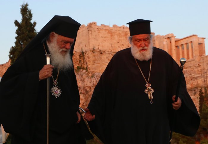 Unser Foto (© Eurokinissi) zeigt den Erzbischof von Athen und ganz Griechenland Hieronymos (l.) auf dem Areopag-Hügel in der griechischen Hauptstadt. Im Hintergrund ist die Athener Akropolis abgebildet.