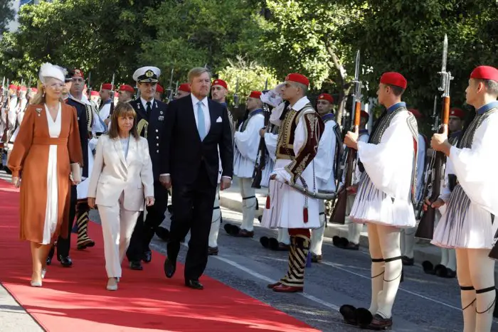 Unser Archivfoto (© Eurokinissi) zeigt Staatspräsidentin Katerina Sakellaropoulou (m.) und das königliche Ehepaar der Niederlande.