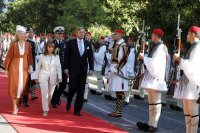 Unser Archivfoto (© Eurokinissi) zeigt Staatspräsidentin Katerina Sakellaropoulou (m.) und das königliche Ehepaar der Niederlande.