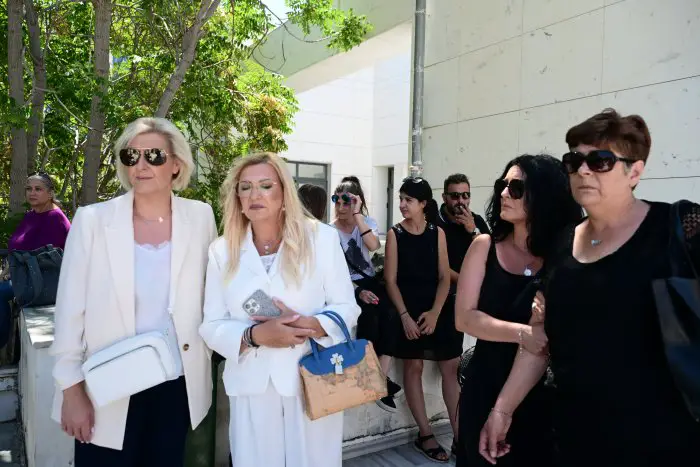 Unser Foto (© Eurokinissi) entstand nach der Urteilsverkündung am Mittwoch (31.7.) vor dem Gerichtsgebäude in Athen. Angehörige und Freunde des Ermordeten zeigten sich sichtlich enttäuscht. 