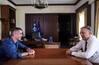 Unser Archivfoto (© Eurokinissi) entstand während eines Treffens zwischen Bürgerschutzminister Takis Theodorikakos (r.) und Bürgermeister Kostas Bakogiannis.