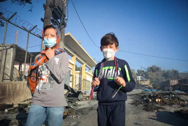 Unsere Fotos (© Eurokinissi) entstanden am Mittwoch (9.9.) in der Umgebung des Flüchtlingslagers von Moria auf der Insel Lesbos.