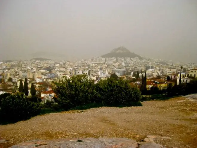 Dichte Wolkendecke und Regen über Hellas