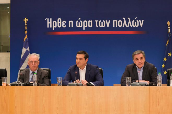 Unsere Fotos (© Pressebüro des Premierministers / Andrea Bonetti) entstanden am Dienstag während einer Sonderpressekonferenz von Ministerpräsident Alexis Tsipras (m.) im Athener Zappion Palais. Neben ihm sitzen der stellvertretende Regierungschef Jannis Dragasakis (l.) und Finanzminister Efklidis Tsakalotos.