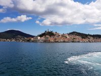 Foto (© Griechenland Zeitung / jr): Der Hafenort Poros vom Wasser aus.