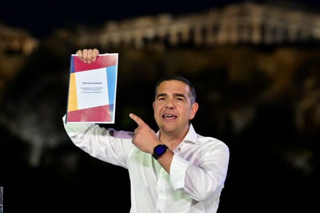 Unser Foto (&copy; Eurokinissi) zeigt Alexis Tsipras am Dienstag (26.5.) mit der Gr&uuml;ndungsdeklaration der Partei &bdquo;Elas&ldquo; in der Hand. Hinter ihm ist die Athener Akropolis zu sehen.