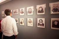 Unser Archivfoto (© Pressebüro des Premier) entstand am Mittwoch (2.10.) im Museum für die Nazi-Opfer im mittelgriechischen Ort Distomo.