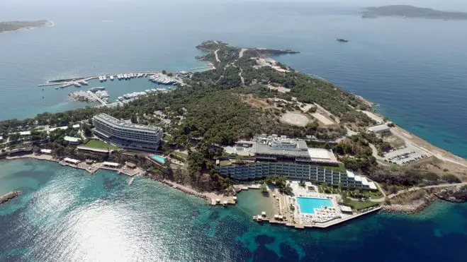 Unser Archivfoto (© Eurokinissi) zeigt Hotelanlagen in Asteras Vouliagmeni bei Athen, die nach der erfolgten Privatisierung zu einem Luxuskomplex ausgebaut werden sollen.