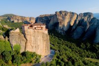 Unser Foto (© Eurokinissi) die atemberaubenden Meteora-Klöster
