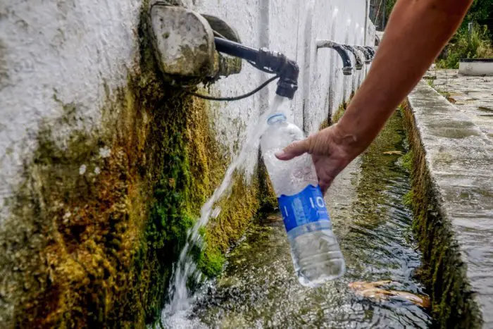 Foto (© Eurokinissi): Noch fließt Wasser aus einigen Dorfbrunnen. 