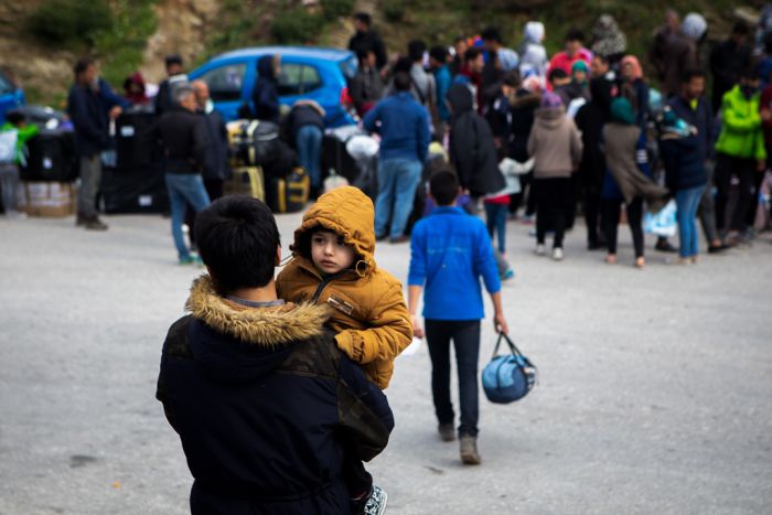 Unsere Fotos (© Eurokinissi) sind in der vorigen Woche während der Umsiedlung von Asylsuchenden vom Flüchtlingslager der griechischen Insel Lesbos auf das griechische Festland entstanden.