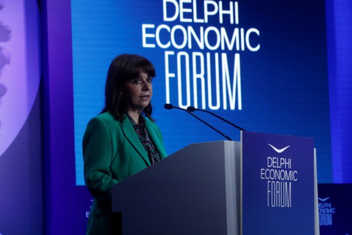 Unser Foto (© Eurokinissi) zeigt Staatspräsidentin Katerina Sakellaropoulou beim 8. Delphi-Forum.