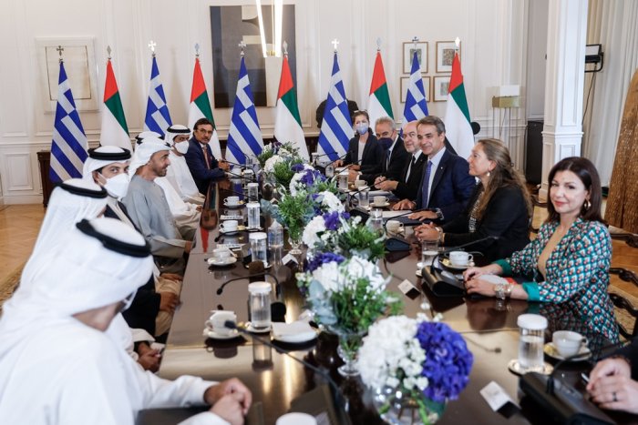 Unser Foto (© Eurokinissi) entstand am Donnerstag (25.8.) während eines Treffens zwischen Regierungschef Kyriakos Mitsotakis (3. v. r.) mit dem Präsidenten der Vereinigten Arabischen Emirate Muhammad bin Zayid Al Nahyan. 