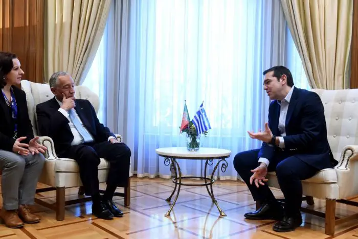  Unser Foto (© Eurokinissi) zeigt Ministerpräsident Alexis Tsipras (r.) im Gespräch mit dem Staatspräsidenten Portugals Marcelo Rebelo De Sousa.