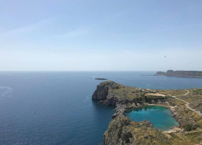 Das Foto (© GZ / Leonie Meyer) zeigt die Aussicht auf das weite Meer und die Paulusbucht der Insel Rhodos.