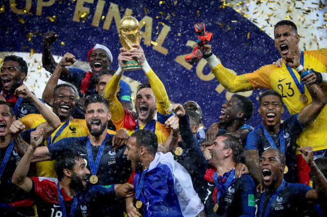Unser Foto (© Eurokinissi) zeigt den Fußball-Weltmeister nach dem Sieg am Sonntag: Die Spieler der französischen Nationalmannschaft. 