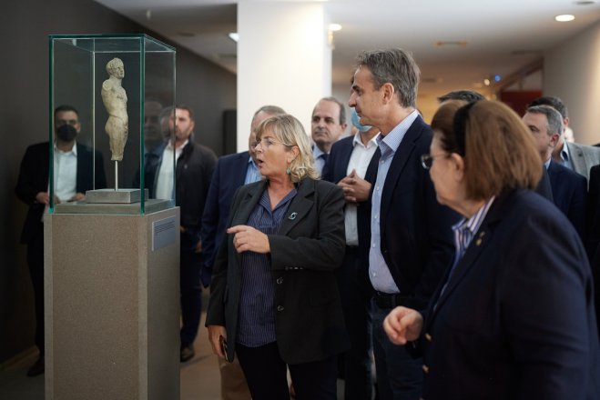 Unser Foto (© Eurokinissi) zeigt Ministerpräsident Kyriakos Mitsotakis bei einem Besuch in Pella. 