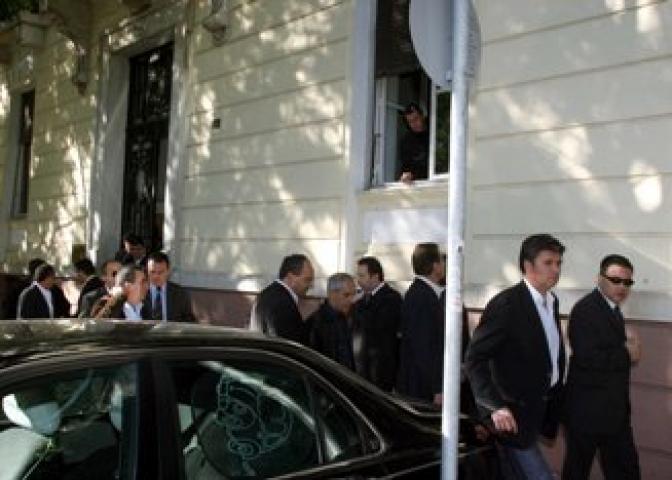 Polizisten besetzen ND-Büros in der Rigillisstraße