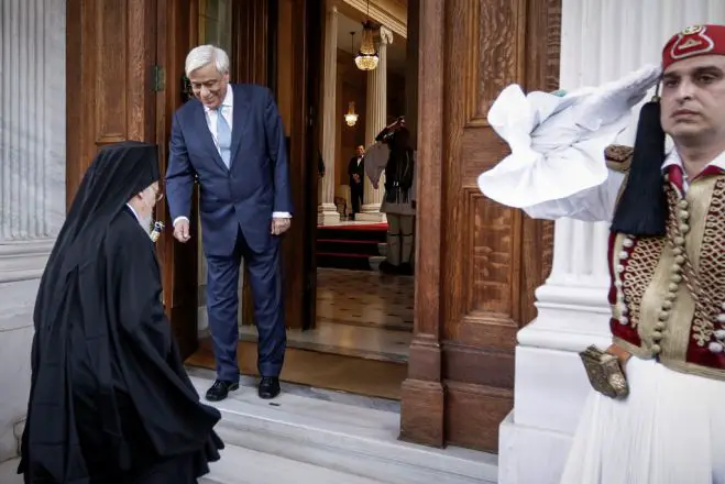 Unser Foto (© Eurokinissi) zeigt den Ökumenischen Patriarchen von Konstantinopel, Bartholomaeos, während seines Besuches im Amtssitz des Staatspräsidenten Prokopis Pavlopoulos (m.).