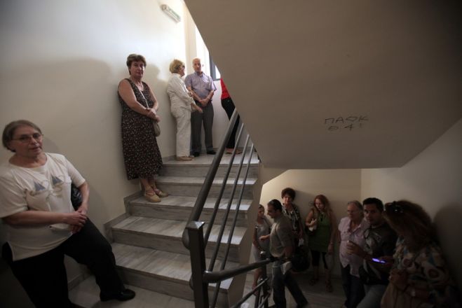 Unser Archivfoto (© Eurokinissi) entstand im Oktober 2012. Es zeigt eine Warteschlange in einem griechischen Steueramt.