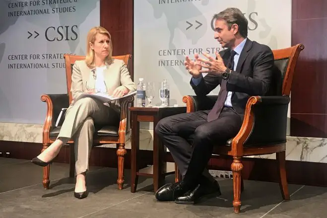 Unser Foto (© Eurokinissi) zeigt den ND-Vorsitzenden Kyriakos Mitsotakis während einer Unterredung im Washington.