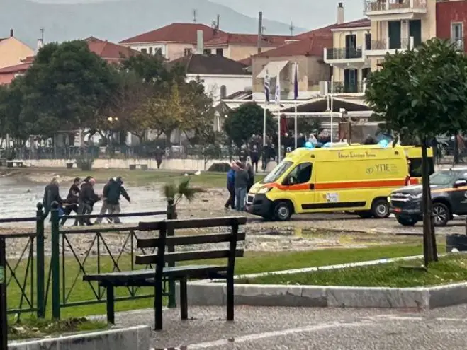 Unnser Foto (© Eurokinissi) entstand an der Unfallstelle in Paralio Astros, wo der Hafenbeamte von einer Welle ins Meer gerissen wurde und dadurch ums Leben kam. 