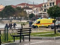 Unnser Foto (© Eurokinissi) entstand an der Unfallstelle in Paralio Astros, wo der Hafenbeamte von einer Welle ins Meer gerissen wurde und dadurch ums Leben kam.