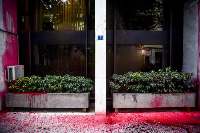 Unser Foto (© Eurokinissi) zeigt die Fassade des griechischen Außenministeriums nach dem Farb-Anschlag der anarchistischen Gruppierung Ruvikonas am Sonntag.