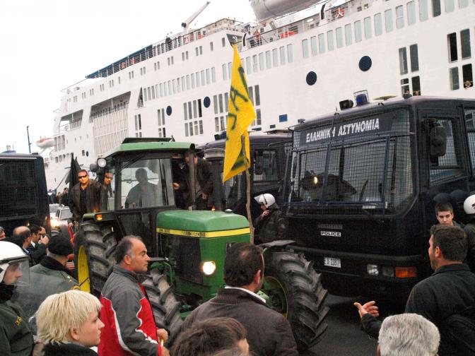 Kretische Landwirte protestieren in Piräus – Zusammenstöße mit der Polizei