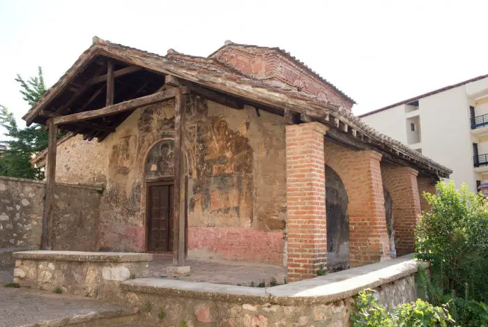 Foto (© yppo): Die Taxiarchenkirche in Kastoria.