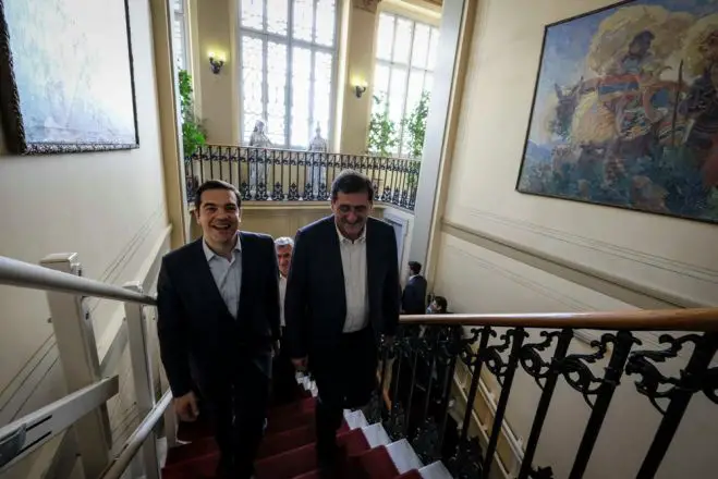 Unser Archivfoto (© Eurokinissi) zeigt Ministerpräsident Alexis Tsipras (l.) während eines früheren Besuches in Patras (Peloponnes). Rechts auf dem Bild der Bürgermeister der Hafenstadt Kostas Peletidis. 