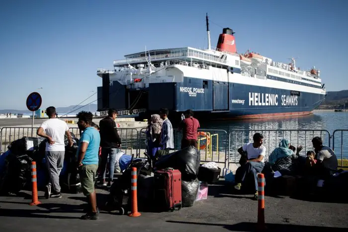 Unser Archivfoto (© Eurokinissi) zeigt Geflüchtete, die auf die Überstellung von der Insel Lesbos auf das Festland warten.