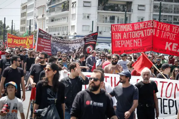 Tausende Menschen auf den Straßen: der Maifeiertag in Griechenland
