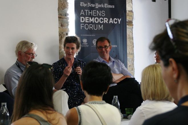 Diskussionsrunde in Athen: Wie die Medien in Krisenzeiten scheitern