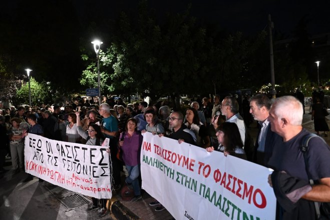  Unser Foto (© Eurokinissi) entstand während einer antifaschistischen Kundgebung am Mittwoch, 1.11., gegen 19 Uhr Uhr in Neo Iraklio, einem Vorort der Hauptstadt Athen. 