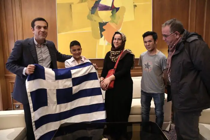 „Bildung für alle“: griechische Flagge für Schüler aus Afghanistan