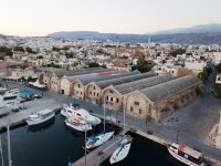 Unser Foto (© yppo) zeigt die venezianischen Schiffsarsenale im alten Hafen von Chania.