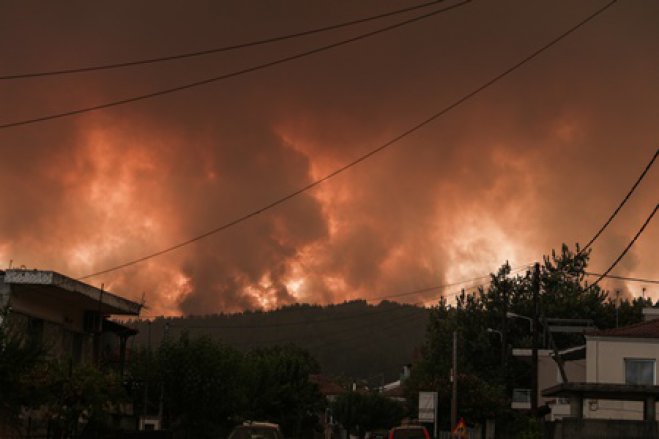 Unser Foto (© Eurokinissi) stammt vom Samstag und zeigt den Brand im Norden Euböas.