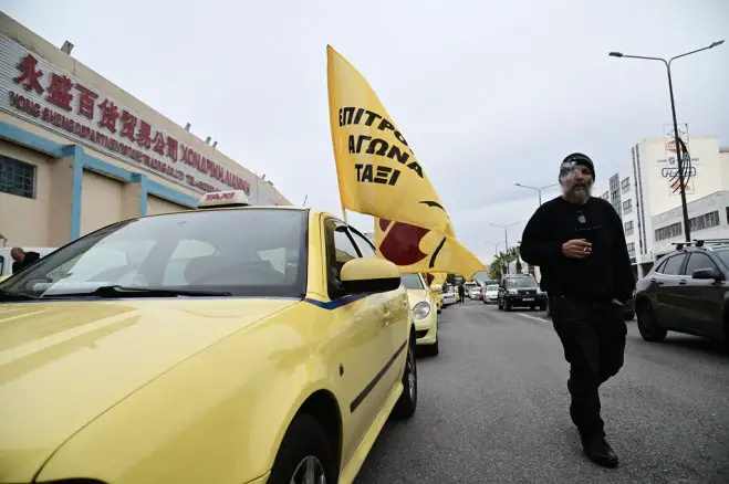 Unsere Fotos (© Eurokinissi) entstanden während der Protestaktion der Taxifahrer in Athen.