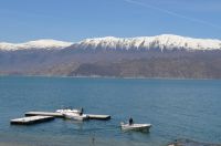 Malerische Landschaft: Der große Prespa-See. Hier soll am Sonntag der Vertrag über die Lösung der Namensfrage zwischen Athen und Skopje unterzeichnet werden. (Foto: © Jan Hübel / Griechenland Zeitung)