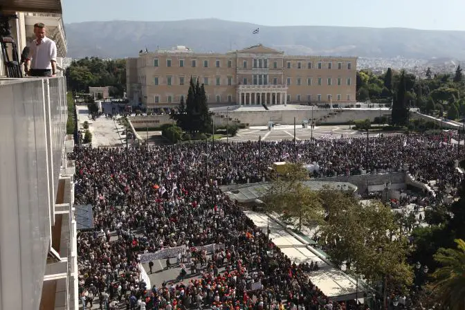 Tag 2 des Generalstreiks: Demonstranten belagern Parlament