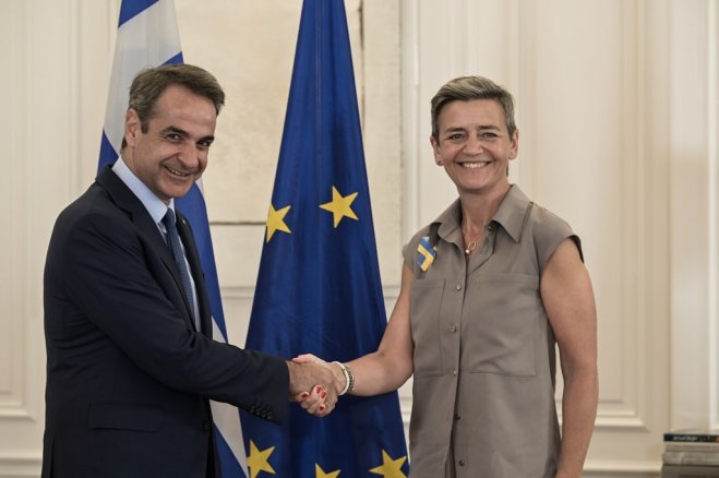 Unser Foto (© Eurokinissi) entstand während des Treffens zwischen Premier Kyriakos Mitsotakis und der Vizepräsidentin der EU-Kommission Margrethe Vestager.