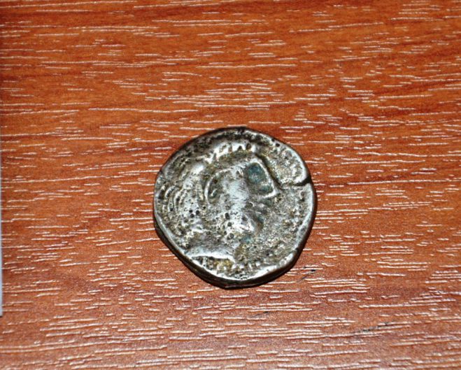 Das Foto (© elas) zeigt die römische Silbermünze